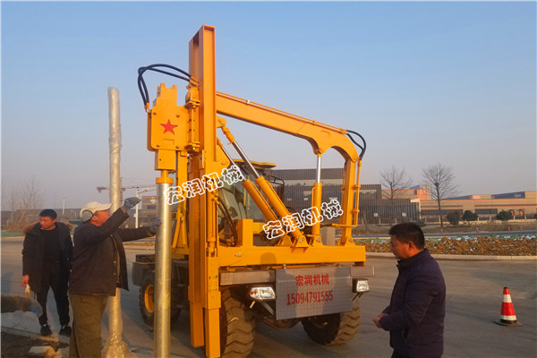 宏潤機(jī)械護(hù)欄打樁機(jī)徐州新沂施工現(xiàn)場
