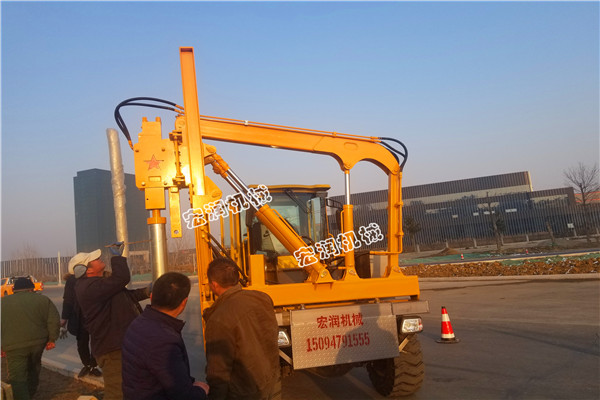 護(hù)欄打樁機(jī)使用前注意事項(xiàng)？濟(jì)寧宏潤(rùn)