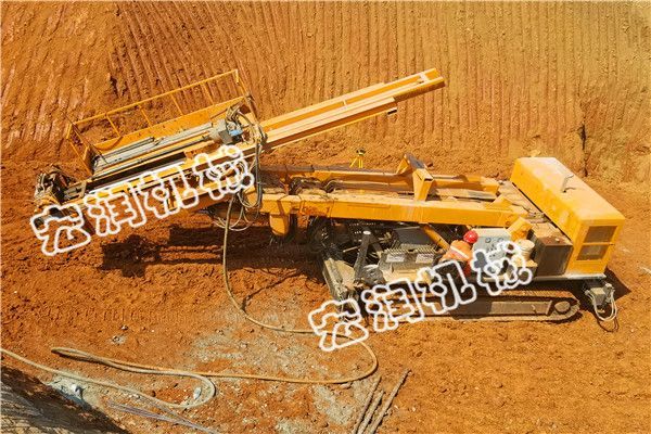 地基護(hù)坡錨固鉆機(jī)發(fā)往江西一臺(tái) 現(xiàn)場(chǎng)使用機(jī)器施工