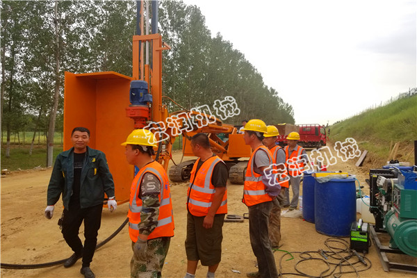 8米邊坡錨固鉆機(jī)棗莊施工現(xiàn)場